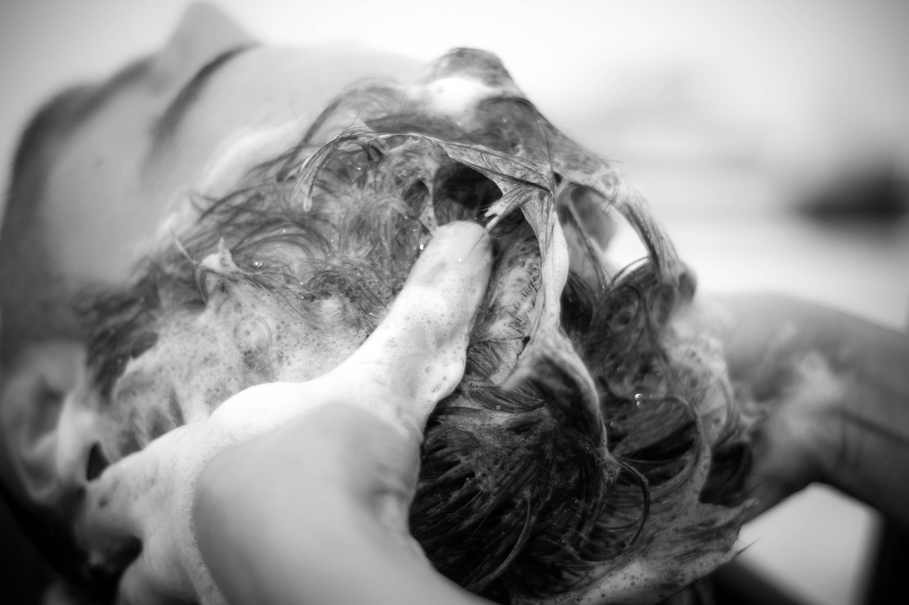 最新防脱洗发产品重塑秀发光彩,告别脱发困扰!